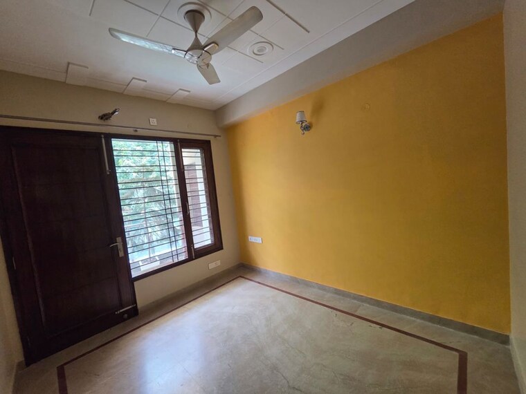 Room, sector 9 4 Bedroom 160 Sq.Yd. Independent House In Sector 9 Gurgaon 10646310