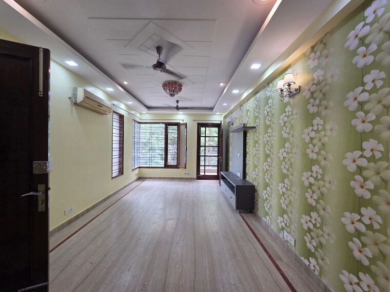 Balcony, sector 9 4 Bedroom 160 Sq.Yd. Independent House In Sector 9 Gurgaon 10646310