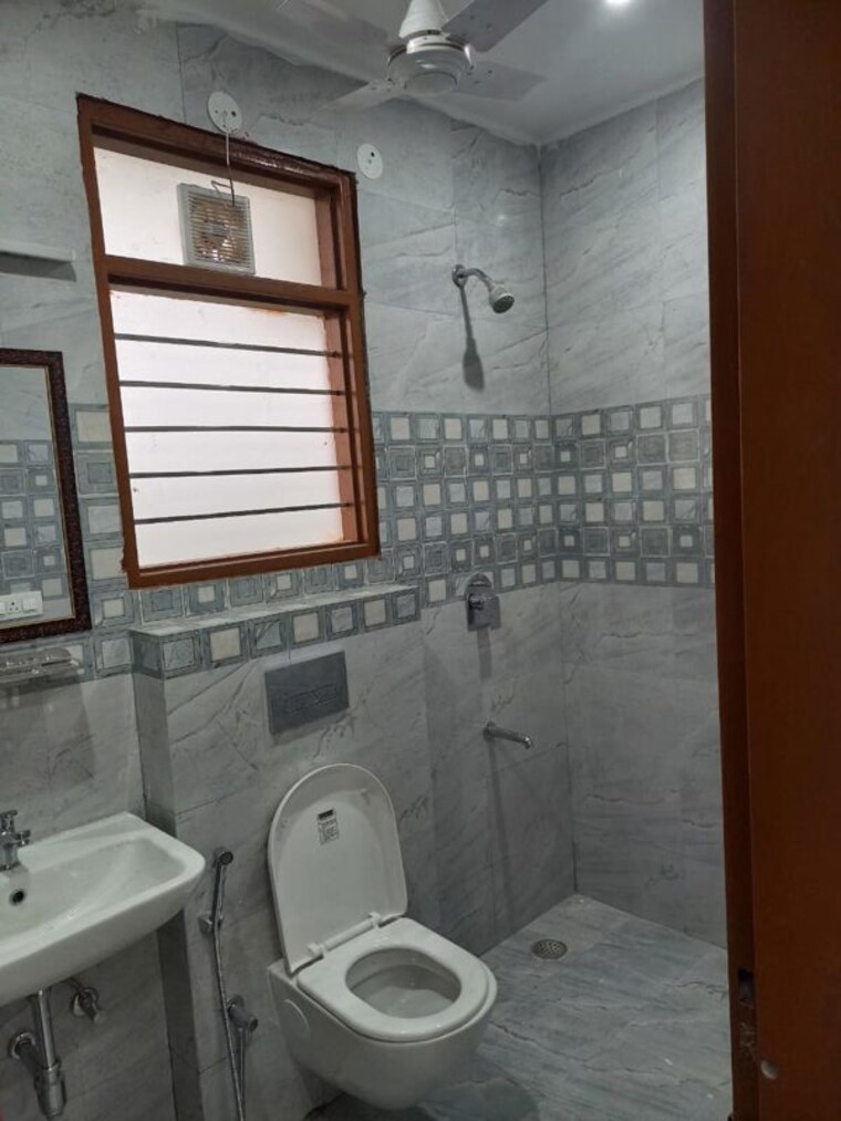 Bathroom, sector 52 3 Bedroom 1600 Sq.Ft. Builder Floor In Sector 52 Gurgaon 10646332