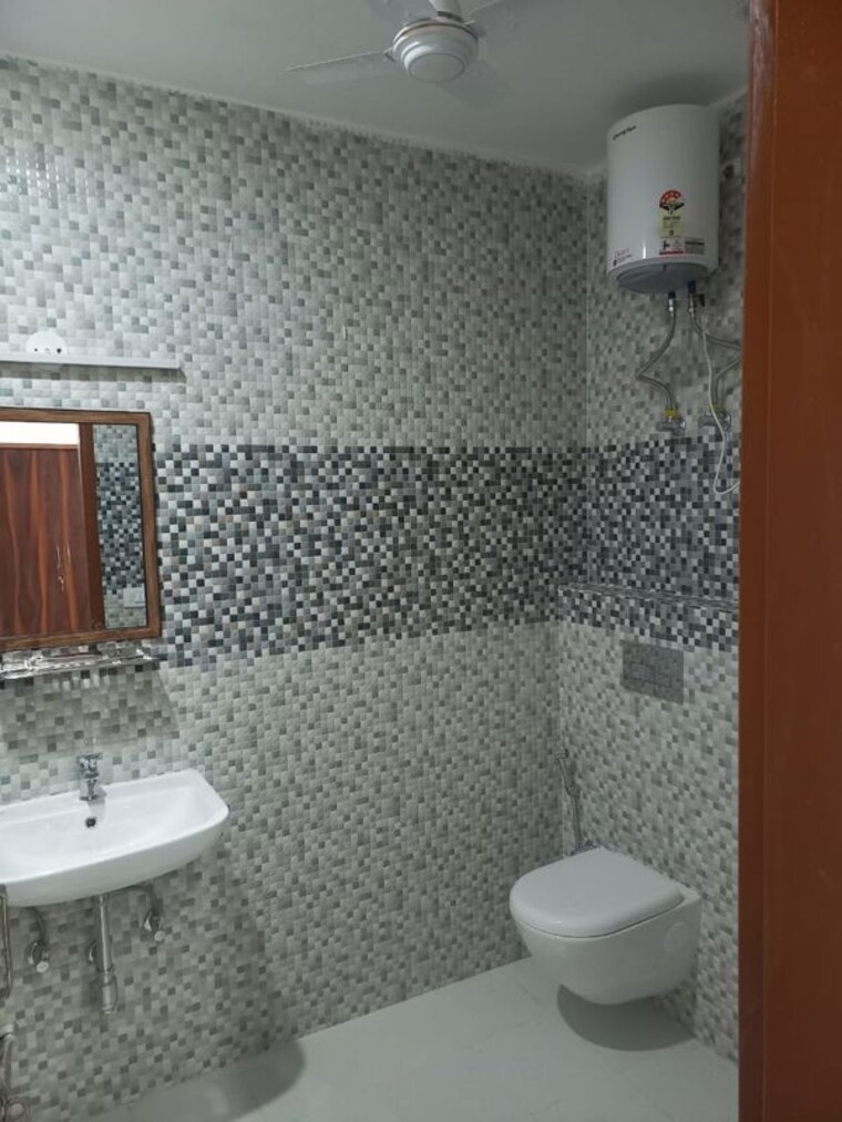 Bathroom, sector 52 3 Bedroom 1600 Sq.Ft. Builder Floor In Sector 52 Gurgaon 10646332