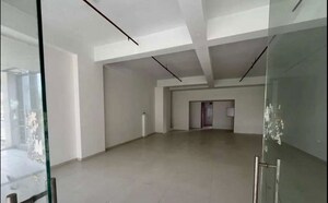 Room in  Showroom at Bariatu – for Rent
