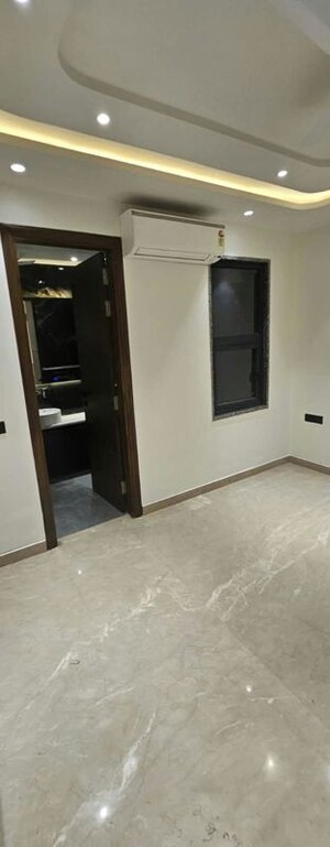 Room in 3 BHK Builder Floor at Sector 43 – for Rent