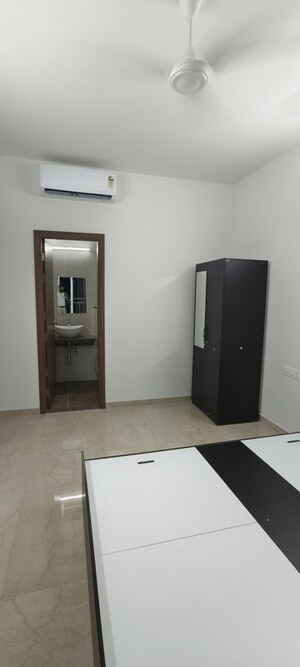 Room in 2 BHK Apartment at Shapoorji Pallonji BKC 28, Bandra East – for Rent