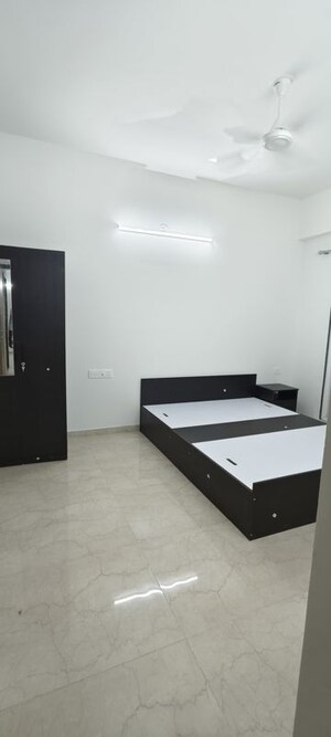 Room in 2 BHK Apartment at Shapoorji Pallonji BKC 28, Bandra East – for Rent