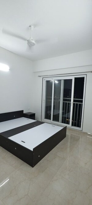 Room in 2 BHK Apartment at Shapoorji Pallonji BKC 28, Bandra East – for Rent