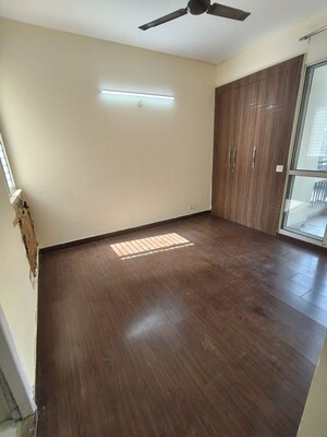 Room in 2 BHK Apartment at Jaypee Greens Kosmos, Sector 134 – for Rent