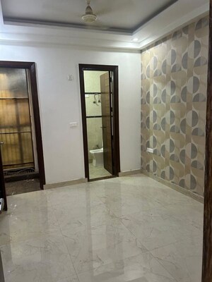 Room in 2 BHK Builder Floor at Niti Khand I – for Rent
