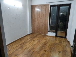 Room in 3 BHK Apartment at Logix Blossom County, Sector 137 – for Rent