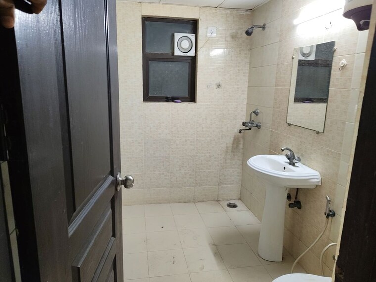 Bathroom, logix-blossom-county 3 Bedroom 1417 Sq.Ft. Apartment In Sector 137 Noida 10646954