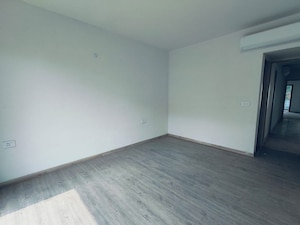 Room in 3 BHK Apartment at Smart World Orchard, Sector 61 – for Rent