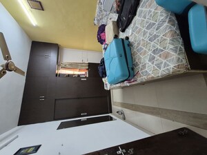 Room in 3.5 BHK Apartment at Mayur Vihar – for Rent