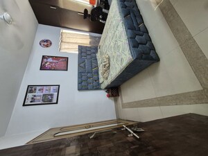 Room in 3.5 BHK Apartment at Mayur Vihar – for Rent