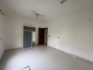 Room in 2.5 BHK Builder Floor at Sector 9 – for Rent