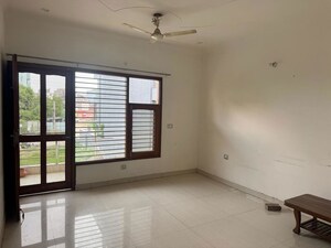 Room in 2.5 BHK Builder Floor at Sector 9 – for Rent