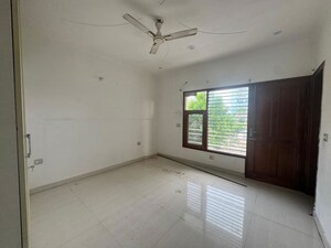 Room in 2.5 BHK Builder Floor at Sector 9 – for Rent