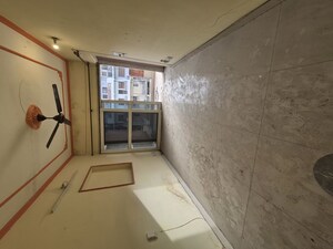 Room in 3.5 BHK Apartment at Mayur Vihar – for Rent