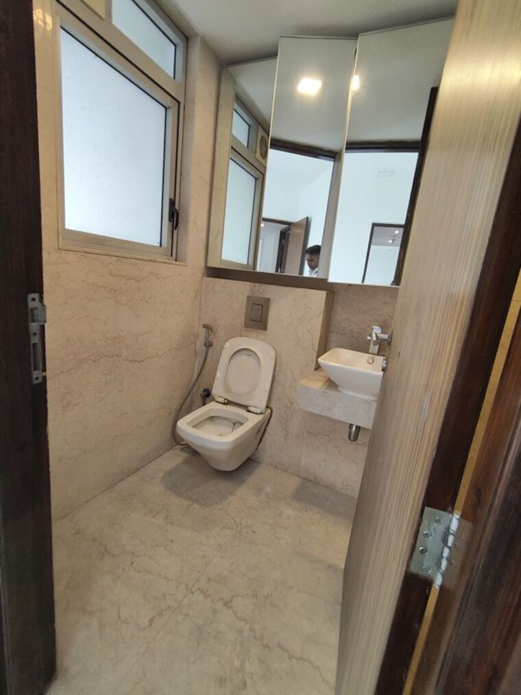 Bathroom, lodha-venezia 3 Bedroom 1098 Sq.Ft. Apartment In Parel Mumbai 10647353