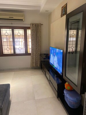 Room in 2 BHK Apartment at Queens Road – for Rent