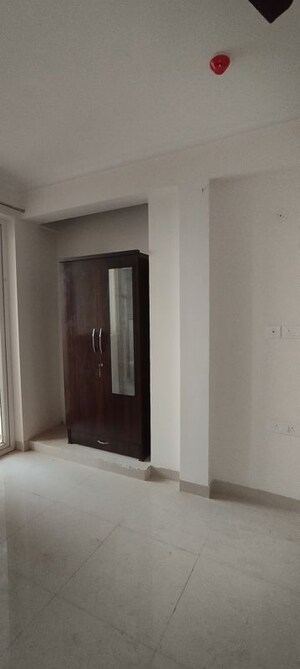 Room in 3.5 BHK Apartment at Pareena Coban Residences, Sector 99a – for Rent