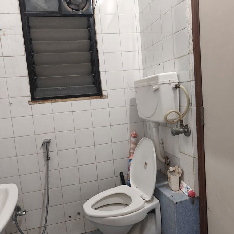 Bathroom, surajban-housing-society 2 Bedroom 900 Sq.Ft. Apartment In Aundh Pune 10647568