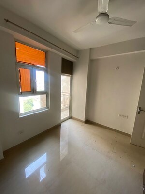 Room in 2 BHK Apartment at Signature Global Prime, Sector 63a – for Rent