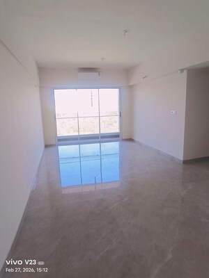 Room in 2 BHK Apartment at Godrej Planet, Jacob Circle – for Rent