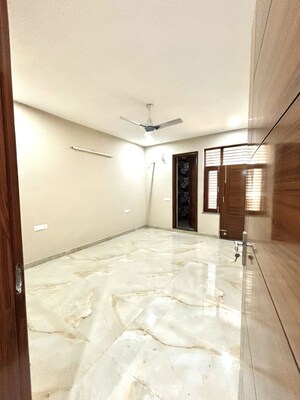 Room in 3 BHK Builder Floor at Palam Vihar – for Rent