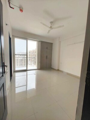 Room in 2.5 BHK Apartment at Amrapali Verona Heights, Tech Zone 4 Greater Noida – for Sale