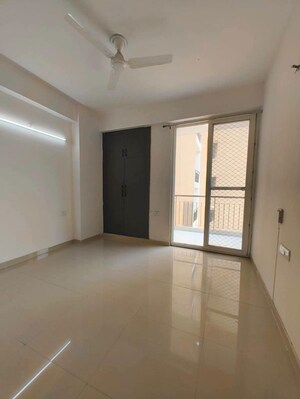 Room in 2.5 BHK Apartment at Amrapali Verona Heights, Tech Zone 4 Greater Noida – for Sale