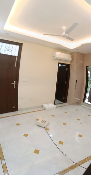 Room in 3 BHK Builder Floor at Malviya Nagar – for Rent