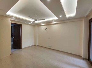 Room in 5 BHK Builder Floor at Panchsheel Enclave – for Rent
