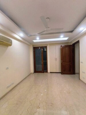 Room in 5 BHK Builder Floor at Panchsheel Enclave – for Rent
