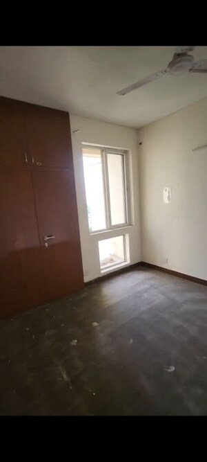 Room in 3 BHK Apartment at Jaypee Greens Kosmos, Sector 134 – for Rent