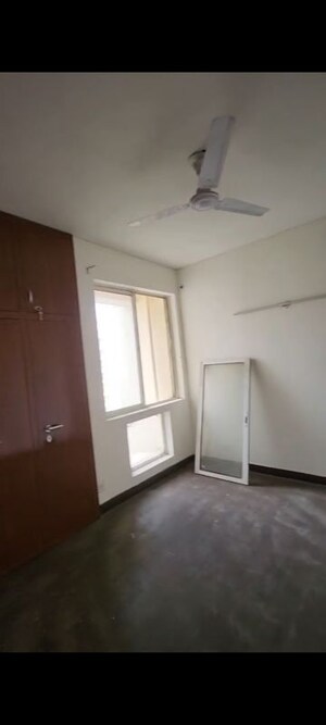 Room in 3 BHK Apartment at Jaypee Greens Kosmos, Sector 134 – for Rent