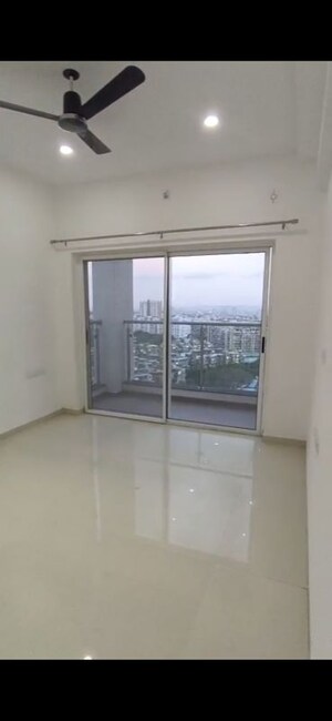 Room in 3 BHK Apartment at Runwal The Central Park, Chinchwad – for Rent