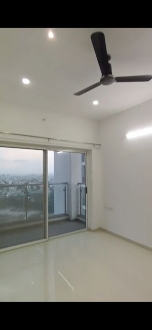 Room in 3 BHK Apartment at Runwal The Central Park, Chinchwad – for Rent