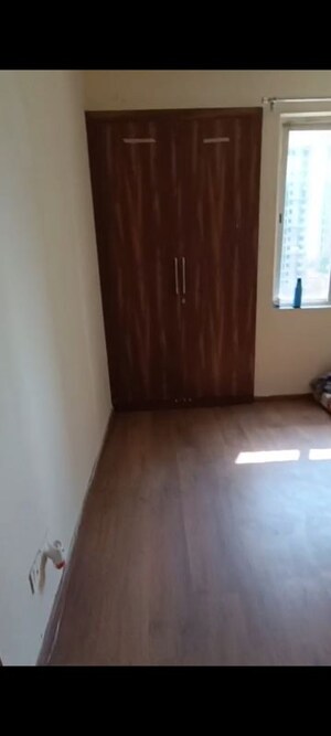 Room in 2 BHK Apartment at Jaypee Kensington Park Apartments, Sector 133 – for Rent