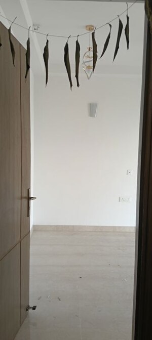 Room in 2.5 BHK Apartment at The Center Court Prime, Sector 88a – for Rent