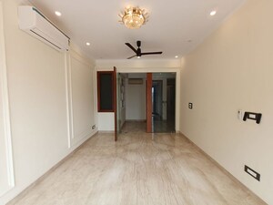 Room in 3 BHK Builder Floor at Hemkunt Colony – for Rent