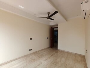 Room in 3 BHK Builder Floor at Hemkunt Colony – for Rent