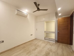 Room in 3 BHK Builder Floor at Hemkunt Colony – for Rent