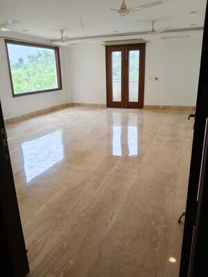 Room in 4 BHK Builder Floor at Panchsheel Park – for Rent