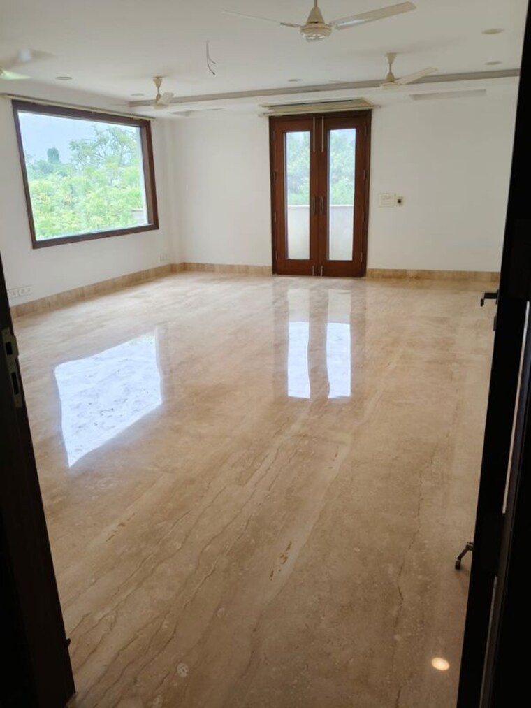 Room, panchsheel park 4 Bedroom 500 Sq.Yd. Builder Floor In Panchsheel Park Delhi 10648230