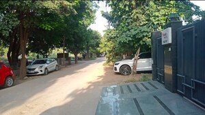 Parking in 1 BHK Builder Floor at Dlf Phase I – for Rent