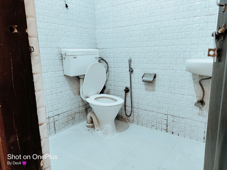 Bathroom, mohit-house 1 RK 350 Sq.Ft. Builder Floor In Sushant Lok I Gurgaon 10648366