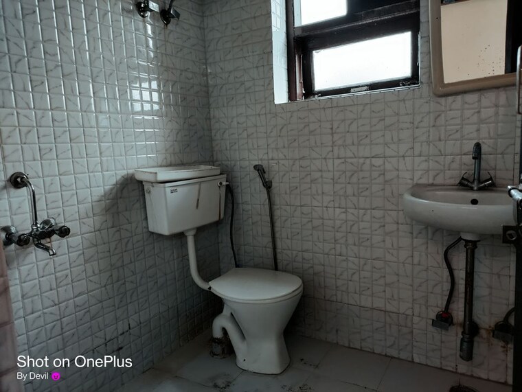 Bathroom, mohit-house 1 RK 350 Sq.Ft. Builder Floor In Sushant Lok I Gurgaon 10648366