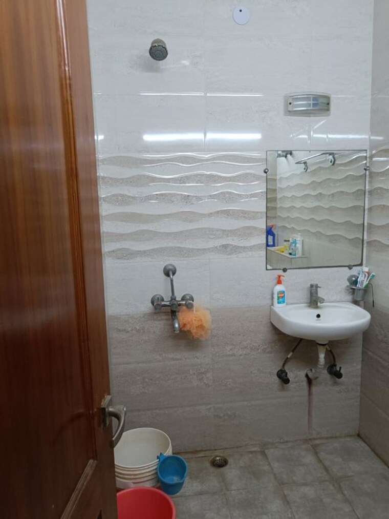 Bathroom, rwa-apartments-sector-52 1 Bedroom 600 Sq.Ft. Independent House In Sector 52 Noida 10648386