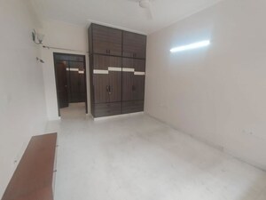 Room in 3 BHK Builder Floor at Vipul Square, Sushant Lok I – for Rent
