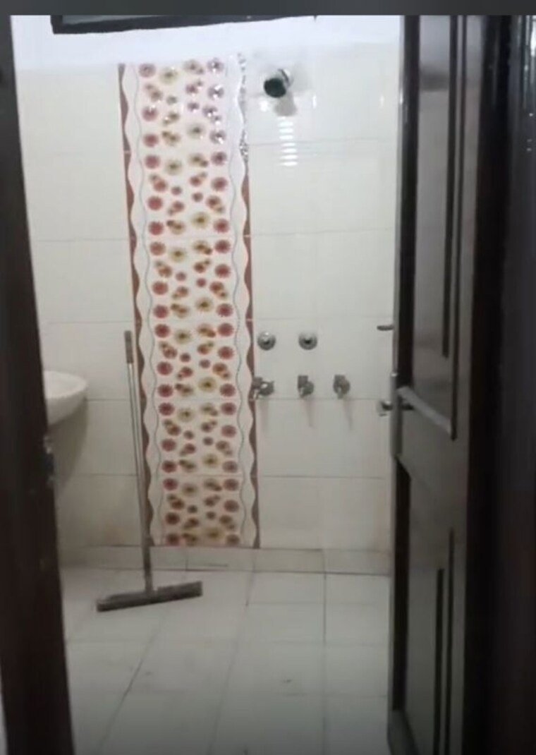 Bathroom, vasundhara sector 3 3 Bedroom 1600 Sq.Ft. Builder Floor In Vasundhara Sector 3 Ghaziabad 10648385