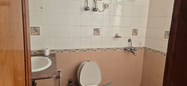 Bathroom, ansal-sushant-lok-i 2 Bedroom 1450 Sq.Ft. Builder Floor In Sector 43 Gurgaon 10648404